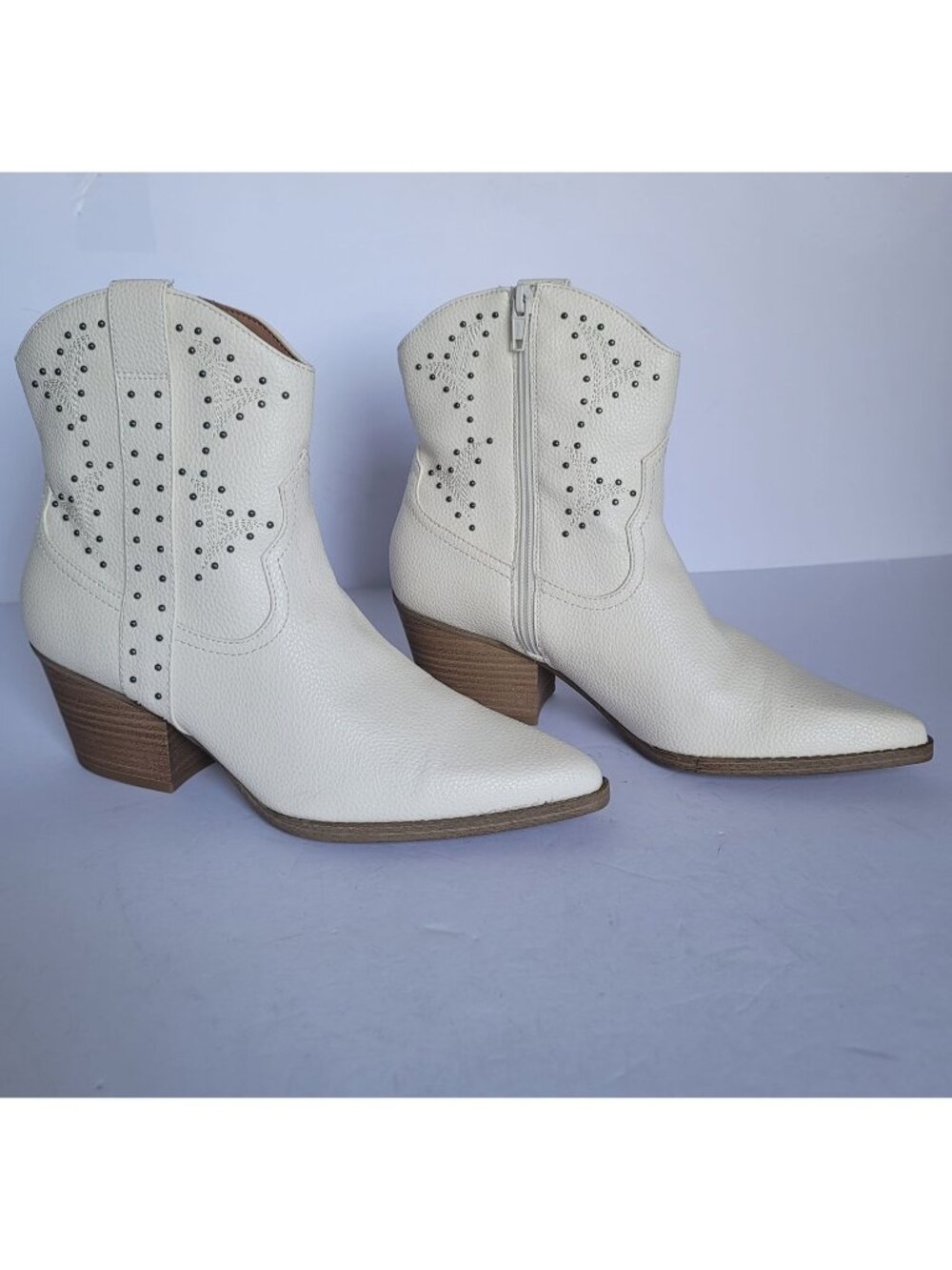Universal Thread Off-White Faux-Leather Western Cowgirl Ankle Boots. Size 9.5